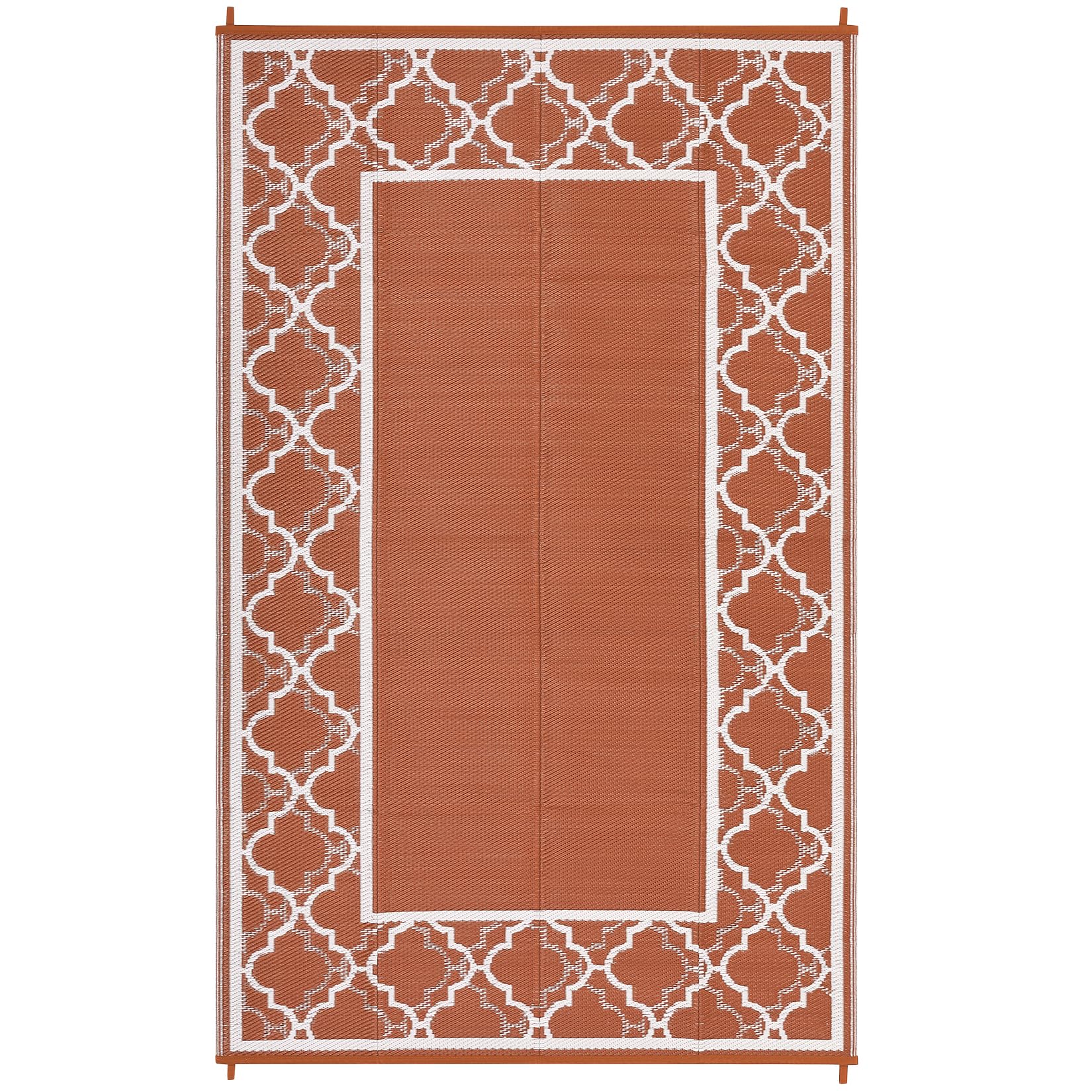 Garvee alfombra desplegada con cinta métrica, muestra la escala 5x8