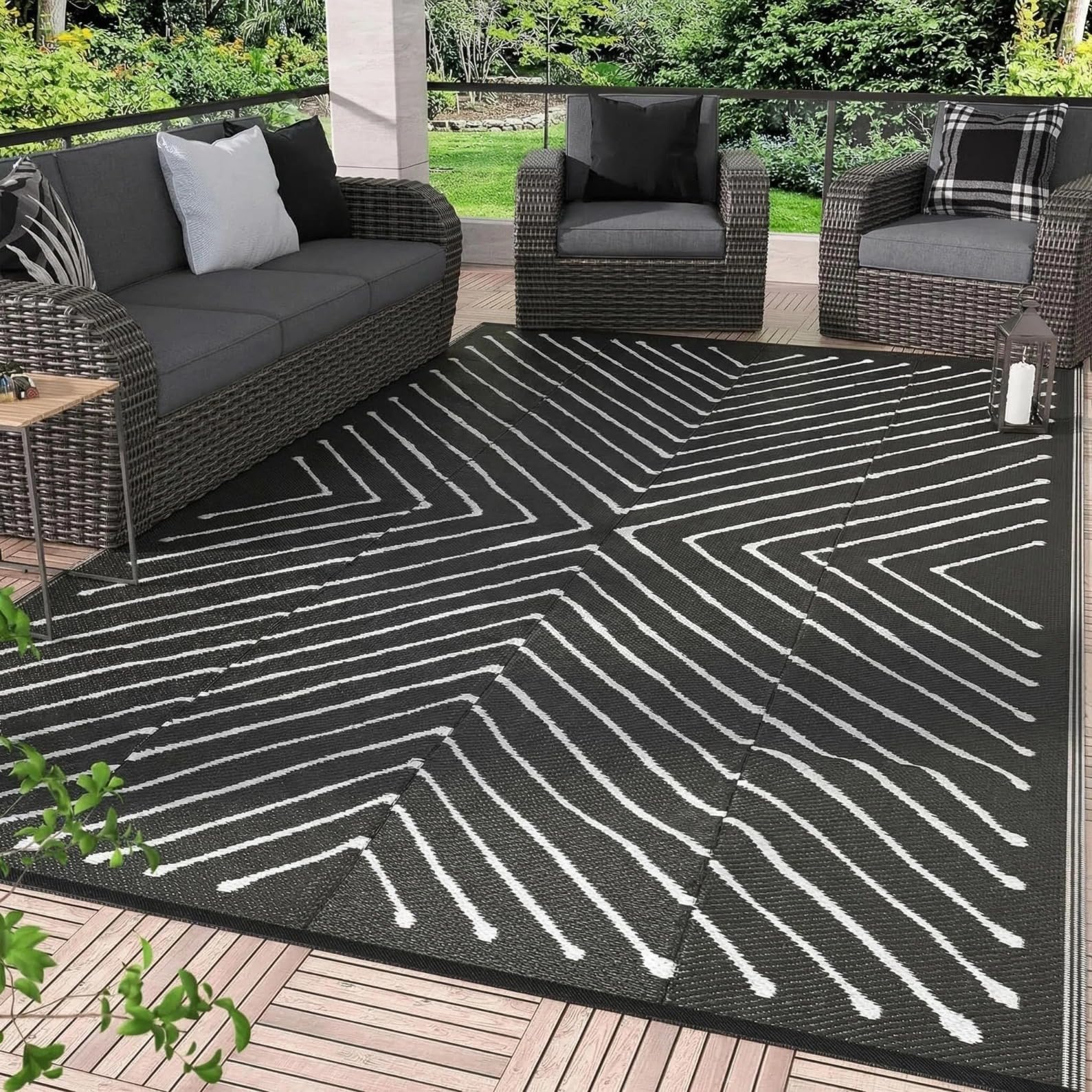 Garvee alfombra exterior frontal mostrando diseño a rayas y durabilidad