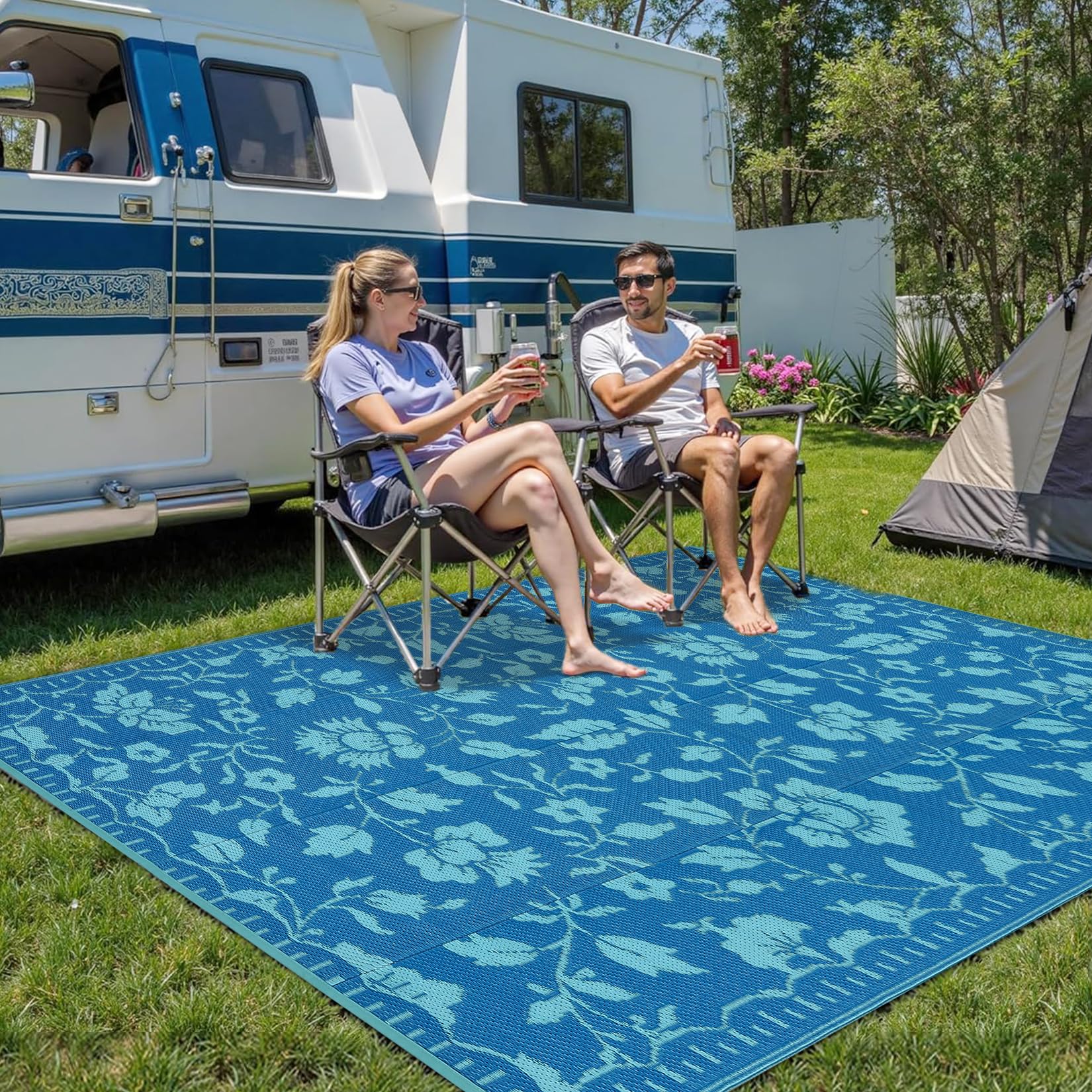 Garvee alfombra bajo mesa de patio crea zona acogedora al aire libre
