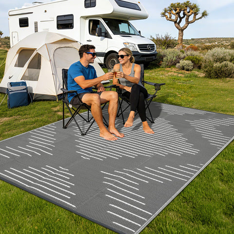 Garvee alfombra junto a una caravana, portable y fácil de guardar