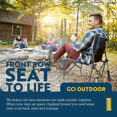 GCI Outdoor silla abierta junto a una mochila para comparar tamaño y escala