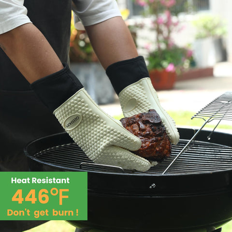 GEEKHOM guantes en uso al voltear carne mostrando control y seguridad