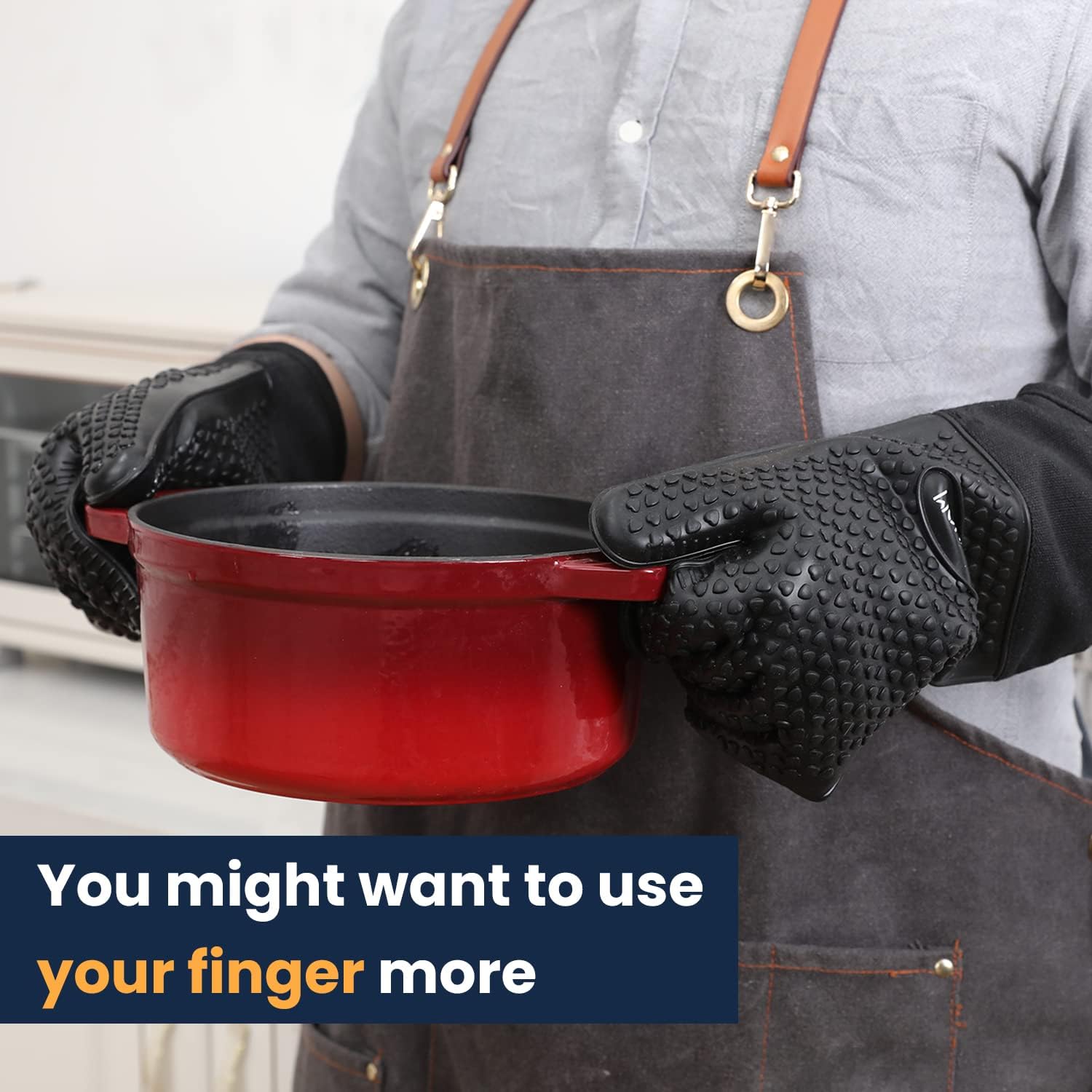 GEEKHOM usando guantes en parrilla para manipular carne caliente