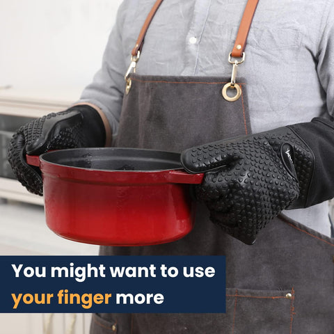 GEEKHOM usando guantes en parrilla para manipular carne caliente