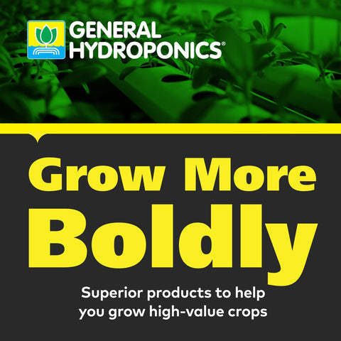 General Hydroponics vertiendo producto para dosificar con precisión