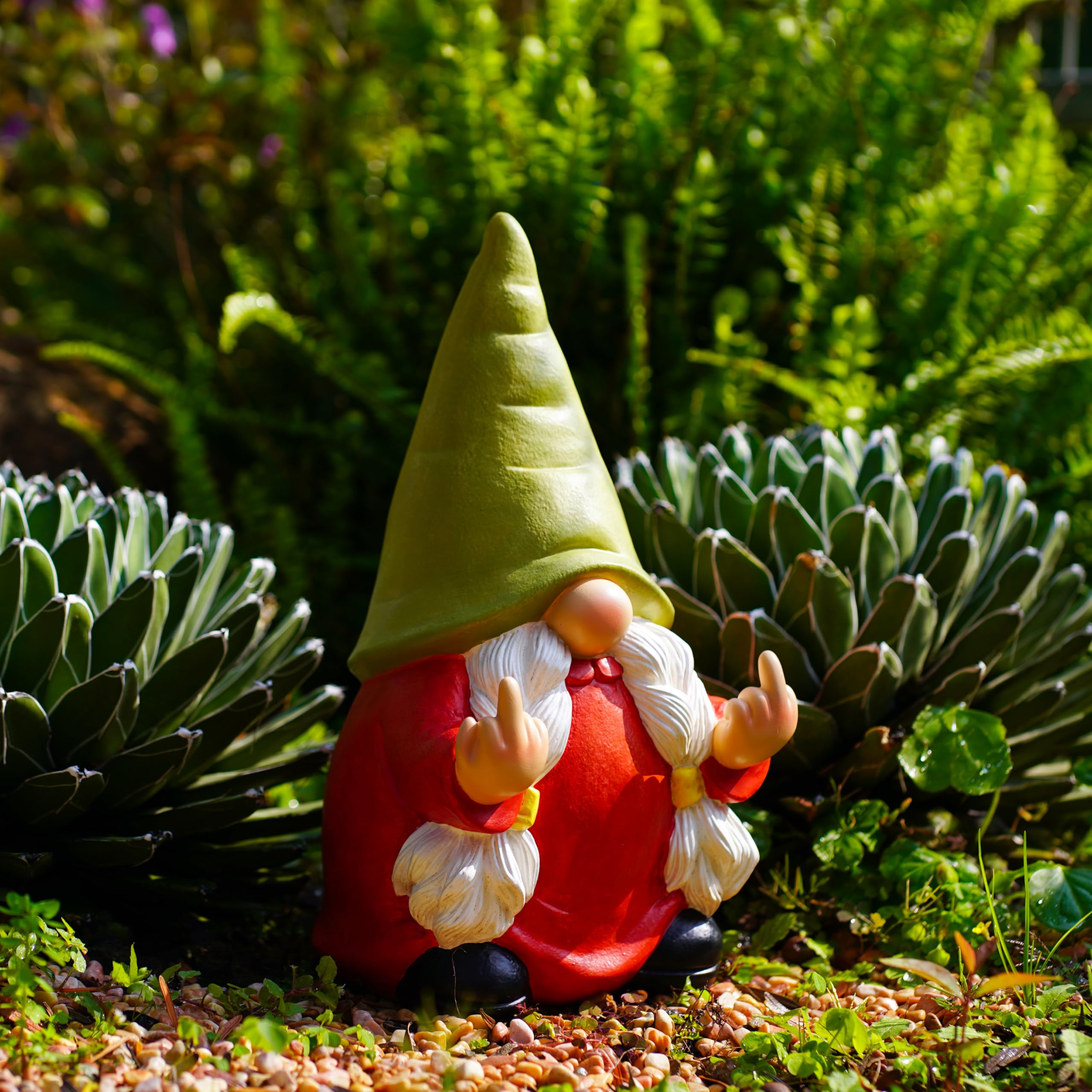 Generic gnomo colocado entre plantas en jardín, crea foco cómico y atractivo visual