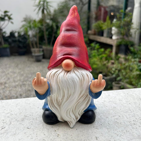 Generic gnomo frontal mostrando gesto cómico, añade humor al jardín
