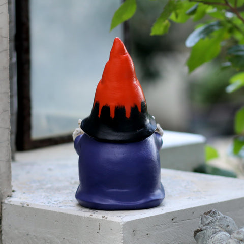 Generic gnomo colocado entre plantas de jardín, Generic mejora escena exterior temática