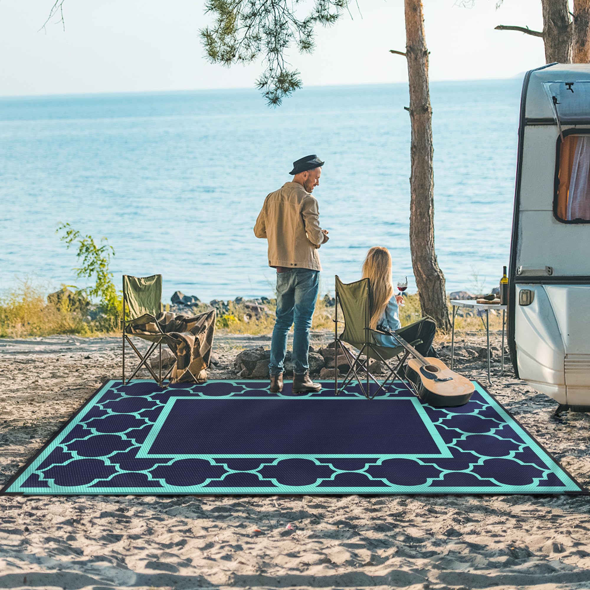 GENIMO alfombra junto a una silla para comparar tamaño y funcionalidad