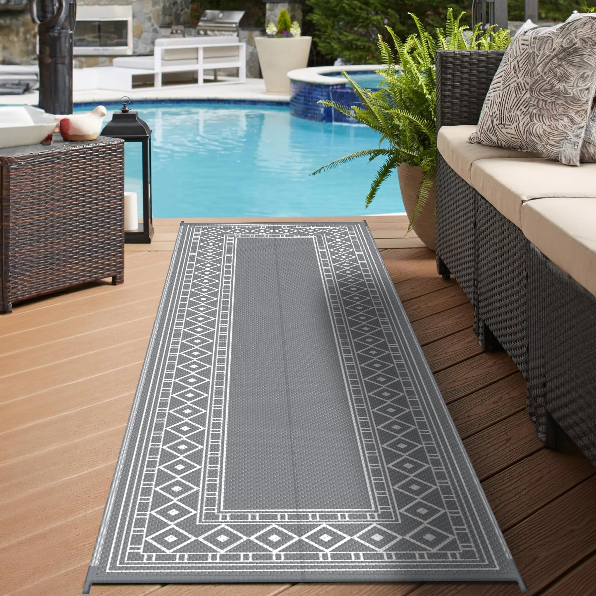 GENIMO alfombra en porche junto a muebles demostrando uso confortable al aire libre