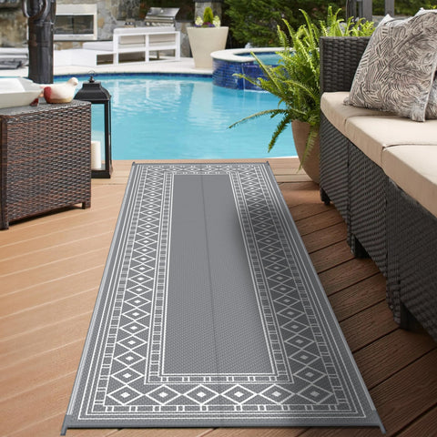 GENIMO alfombra en porche junto a muebles demostrando uso confortable al aire libre