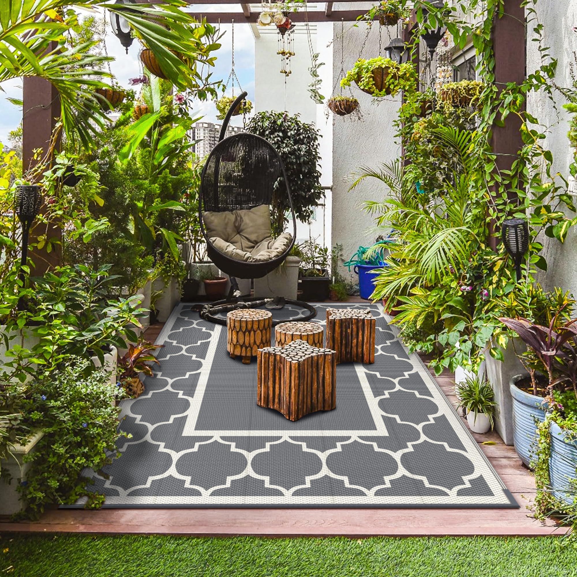 GENIMO alfombra en uso bajo mesa de patio, crea zona confortable