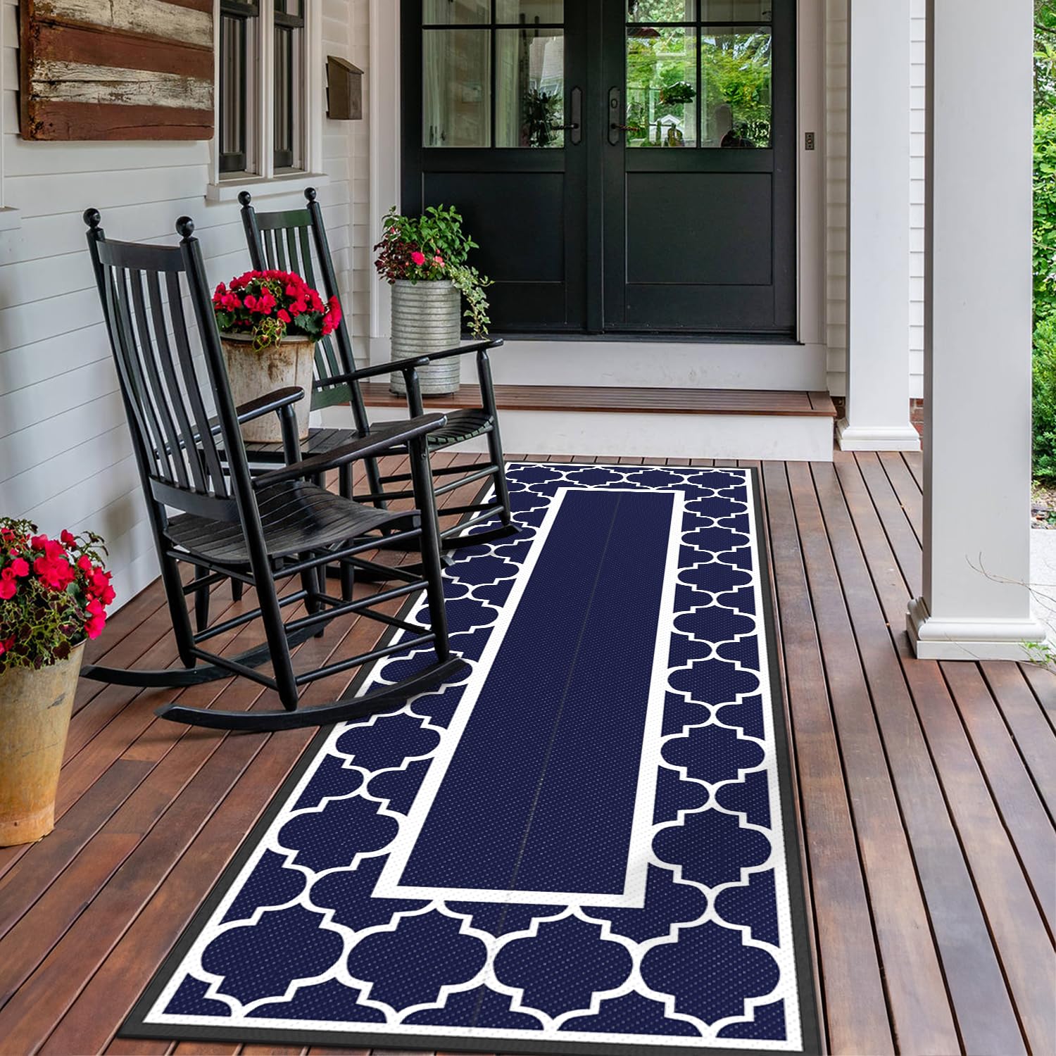GENIMO alfombra colocada bajo mesa en patio aportando comodidad exterior