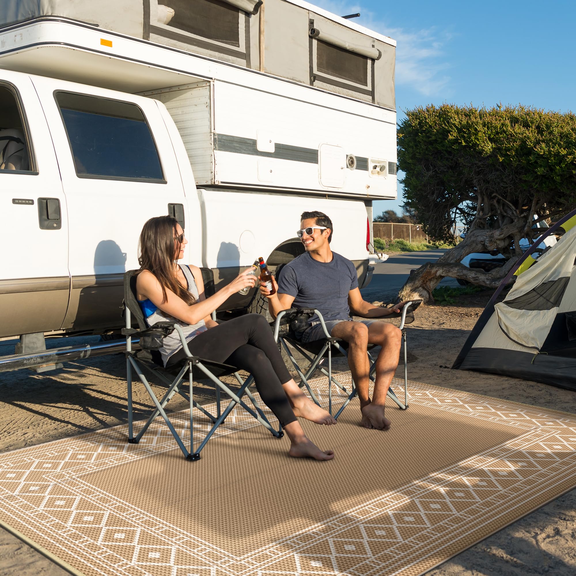 GENIMO alfombra colocada en patio con muebles, mejora estética y confort exterior