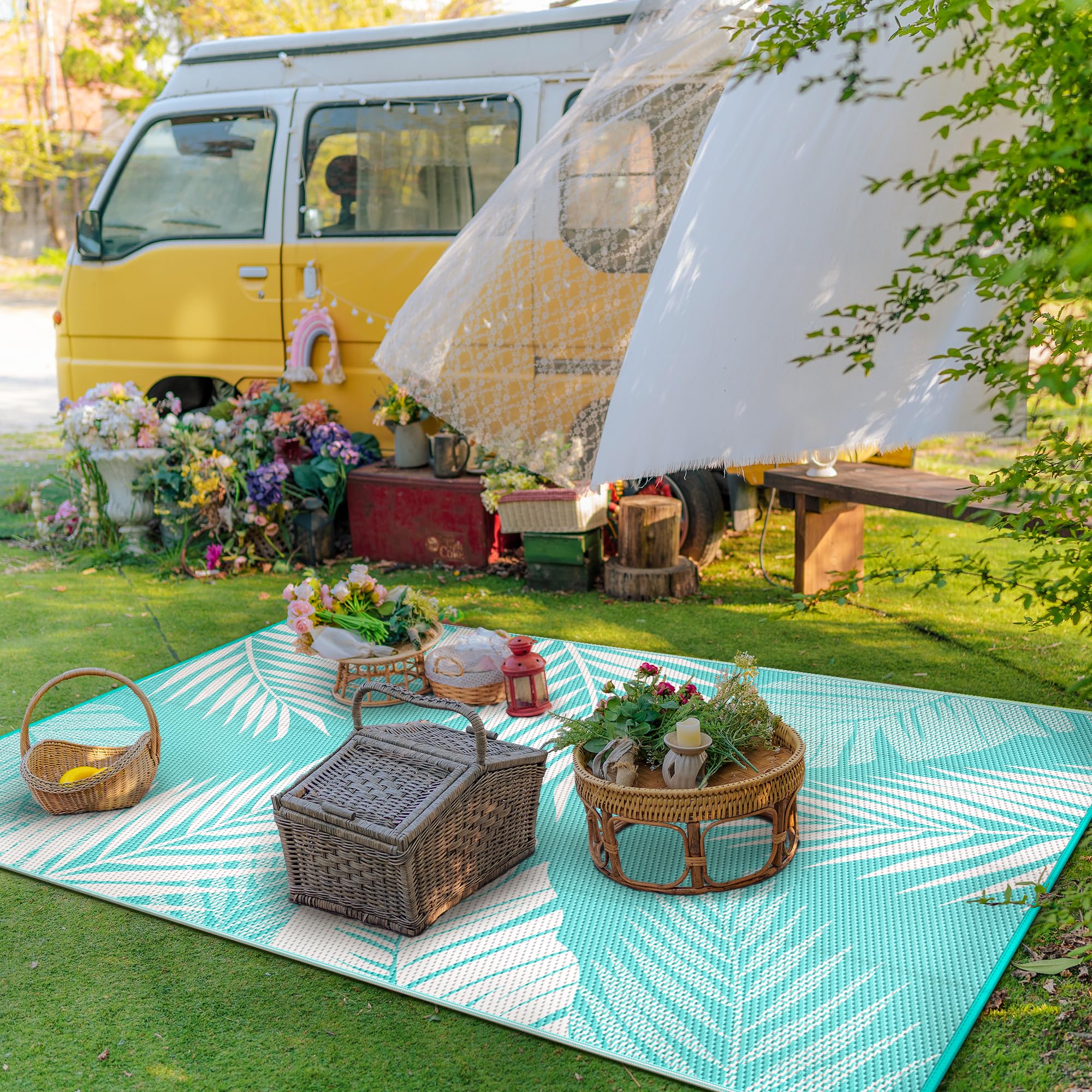 GENIMO alfombra en uso sobre terraza con muebles, crea espacio acogedor y funcional