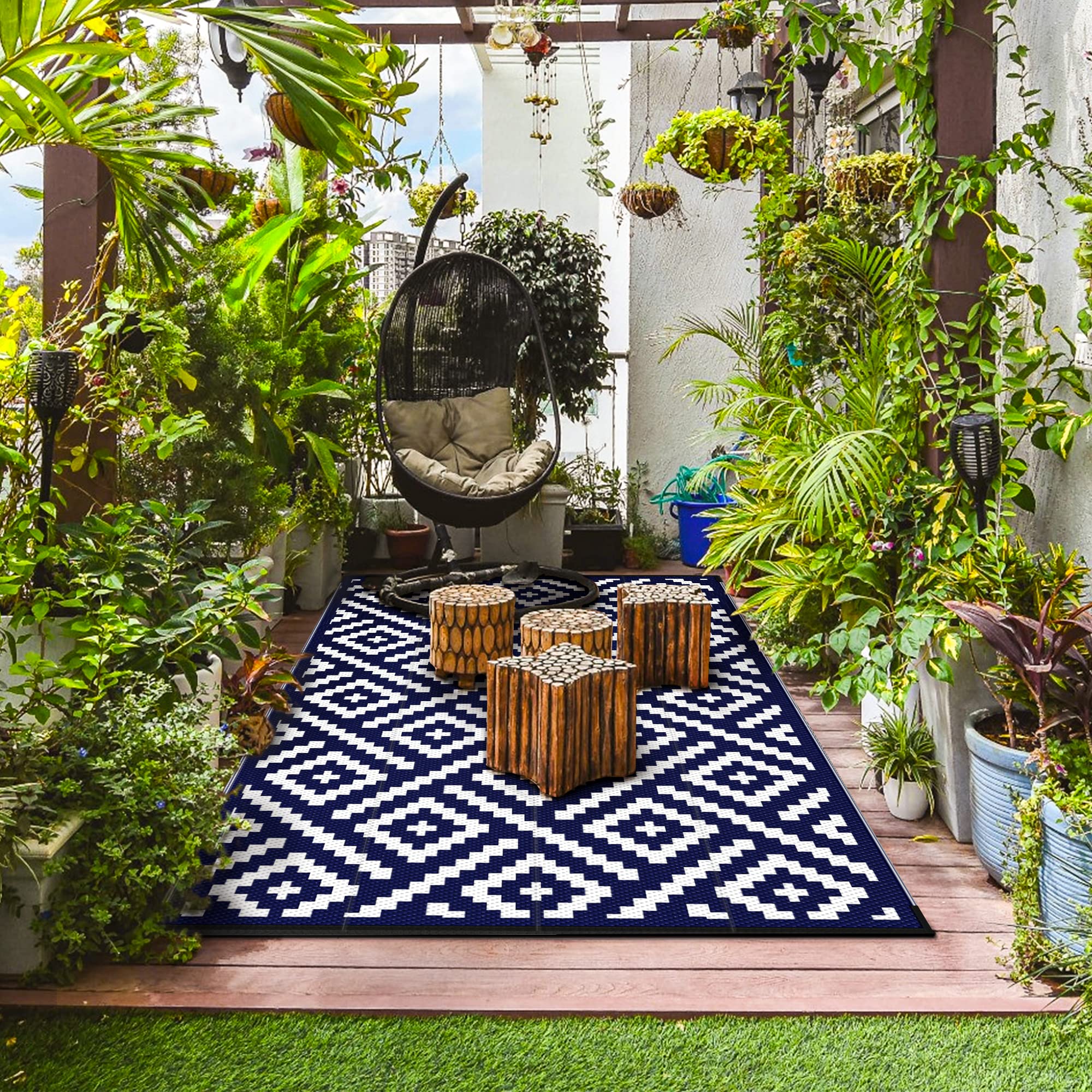 GENIMO alfombra colocada bajo mesa bistro protegiendo suelo y decorando