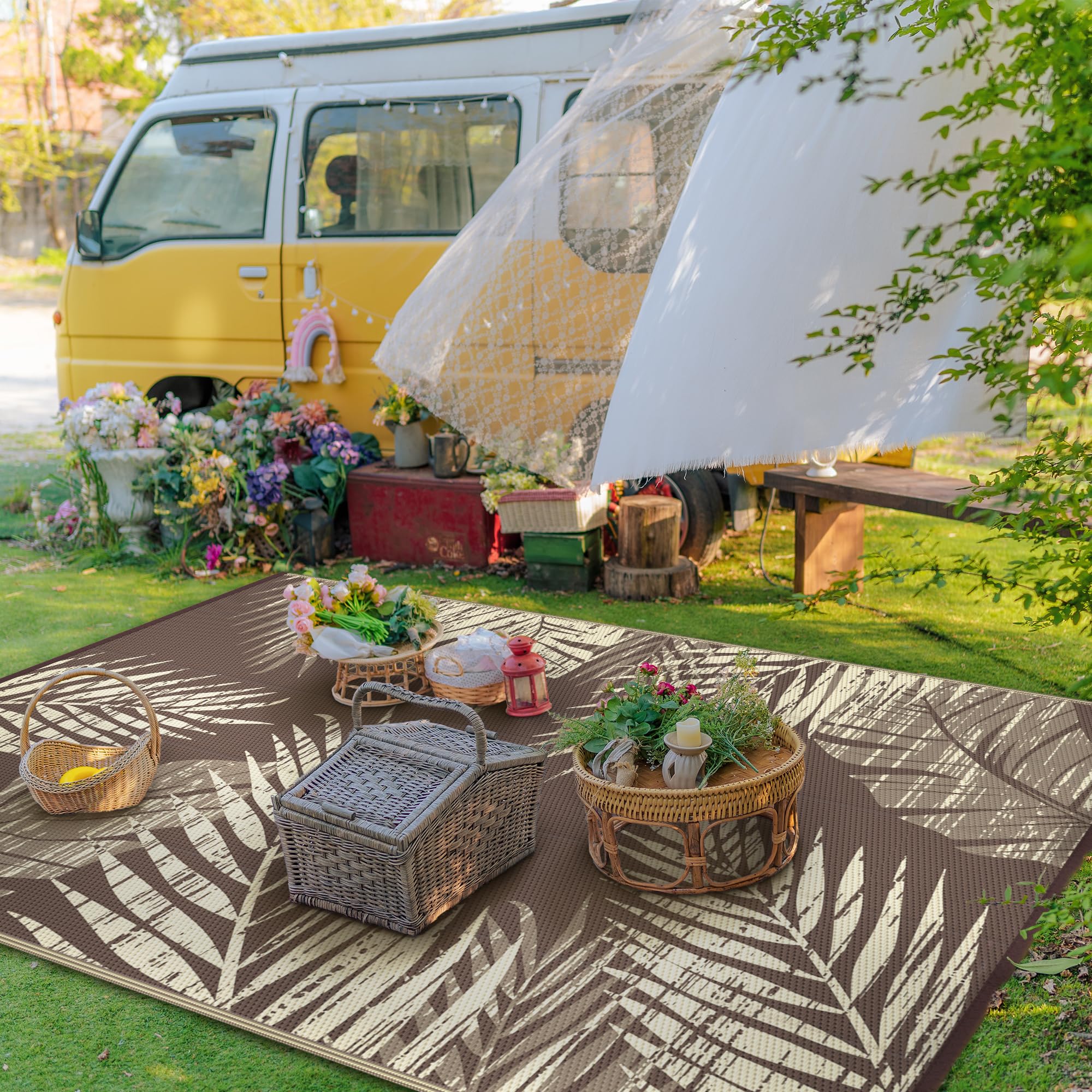 GENIMO alfombra colocada en patio con muebles, aporta confort y fácil limpieza