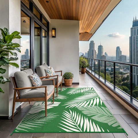 GENIMO alfombra 6'x9' junto a silla para comparar escala y utilidad en exteriores