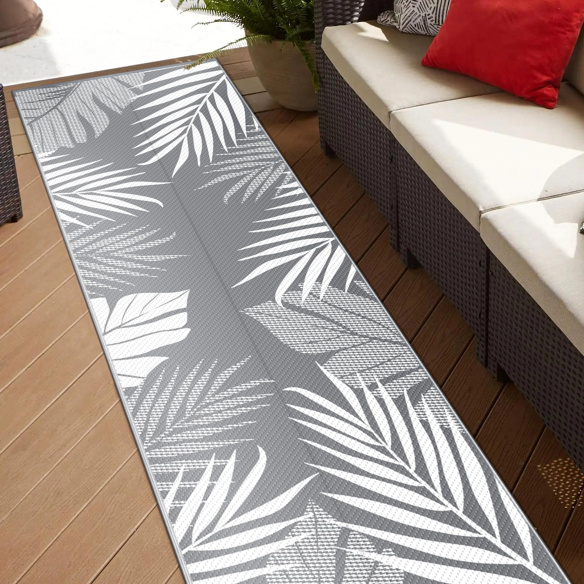 GENIMO alfombra en uso en patio junto a mesa para ambiente acogedor