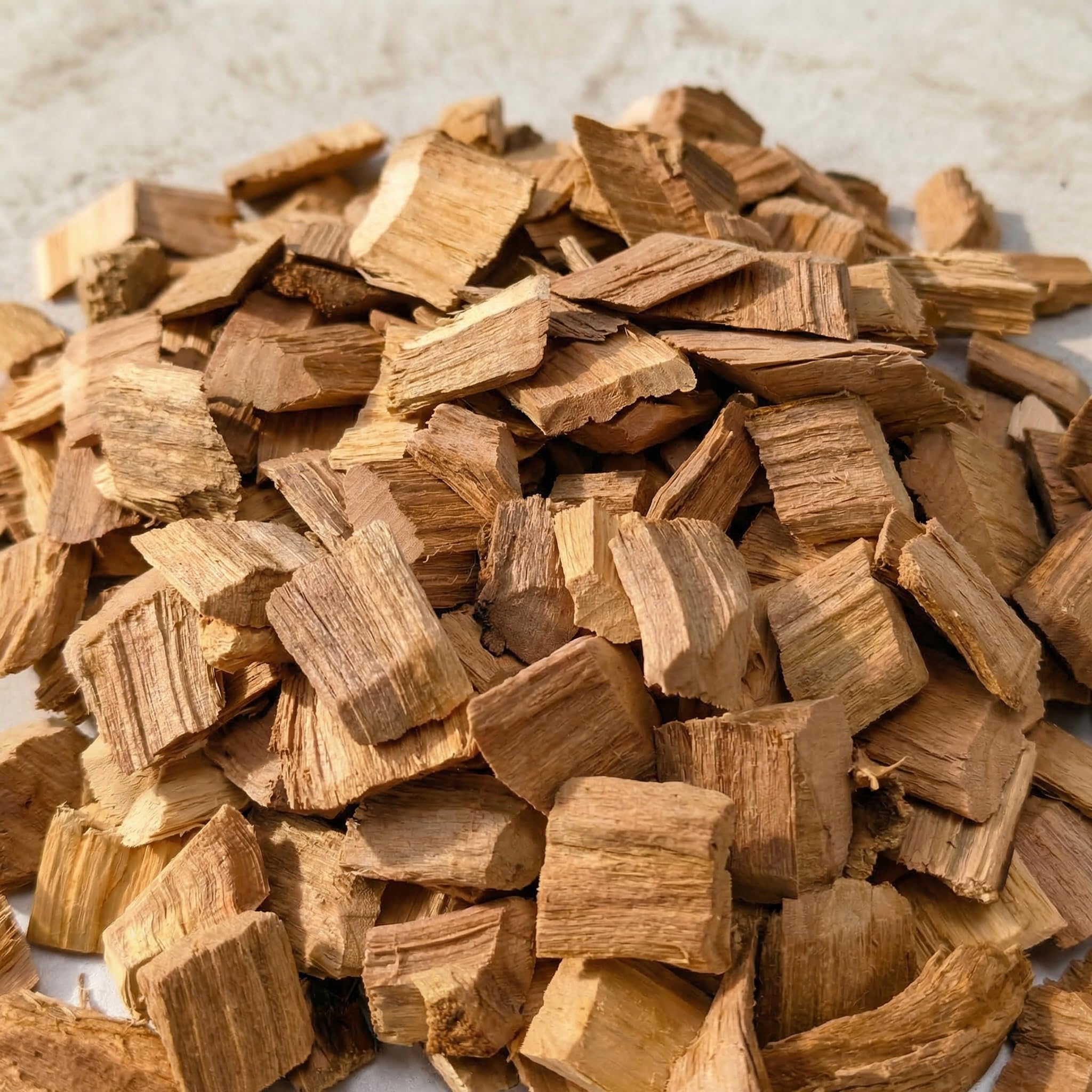 Gimgsoen astillas de hickory sobre parrilla produciendo humo consistente