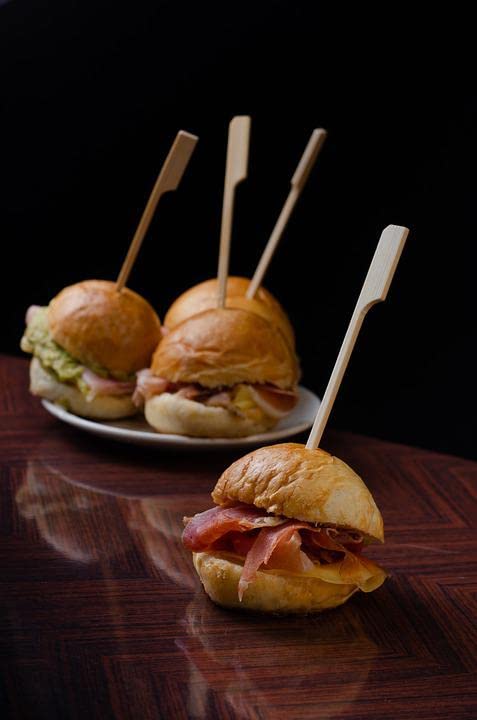 Gmark palillos presentando aperitivos en bandeja con apariencia profesional