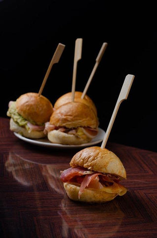 Gmark palillos presentando aperitivos en bandeja con apariencia profesional