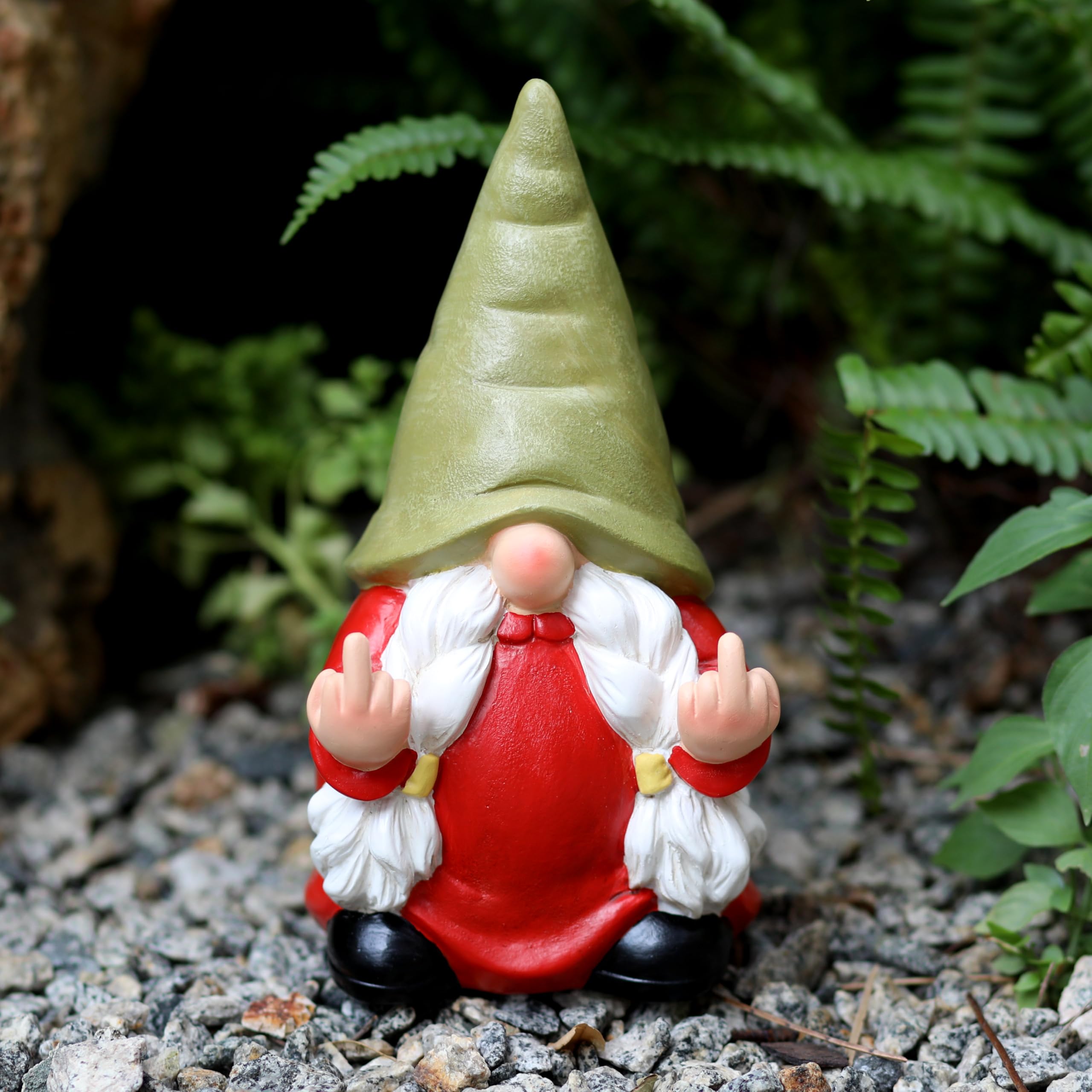 Generic gnomo mujer colocado en maceta grande, destaca en decoración de plantas