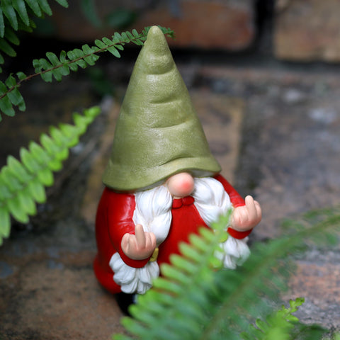 Generic gnomo mujer sentado en porche junto a plantas, decoración llamativa exterior