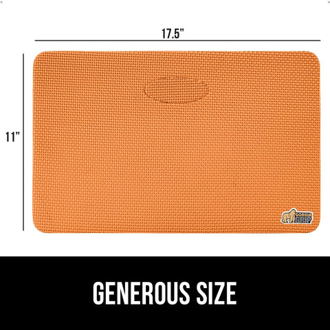 GORILLA GRIP sobre césped húmedo demostrando resistencia al agua y suciedad