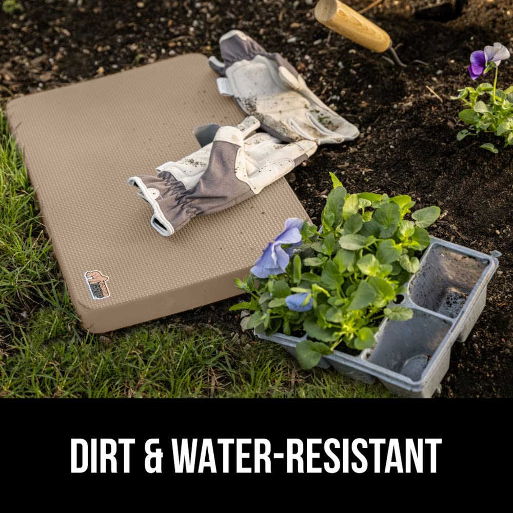 GORILLA GRIP almohadilla en uso mientras se poda, protección para rodillas al jardinar