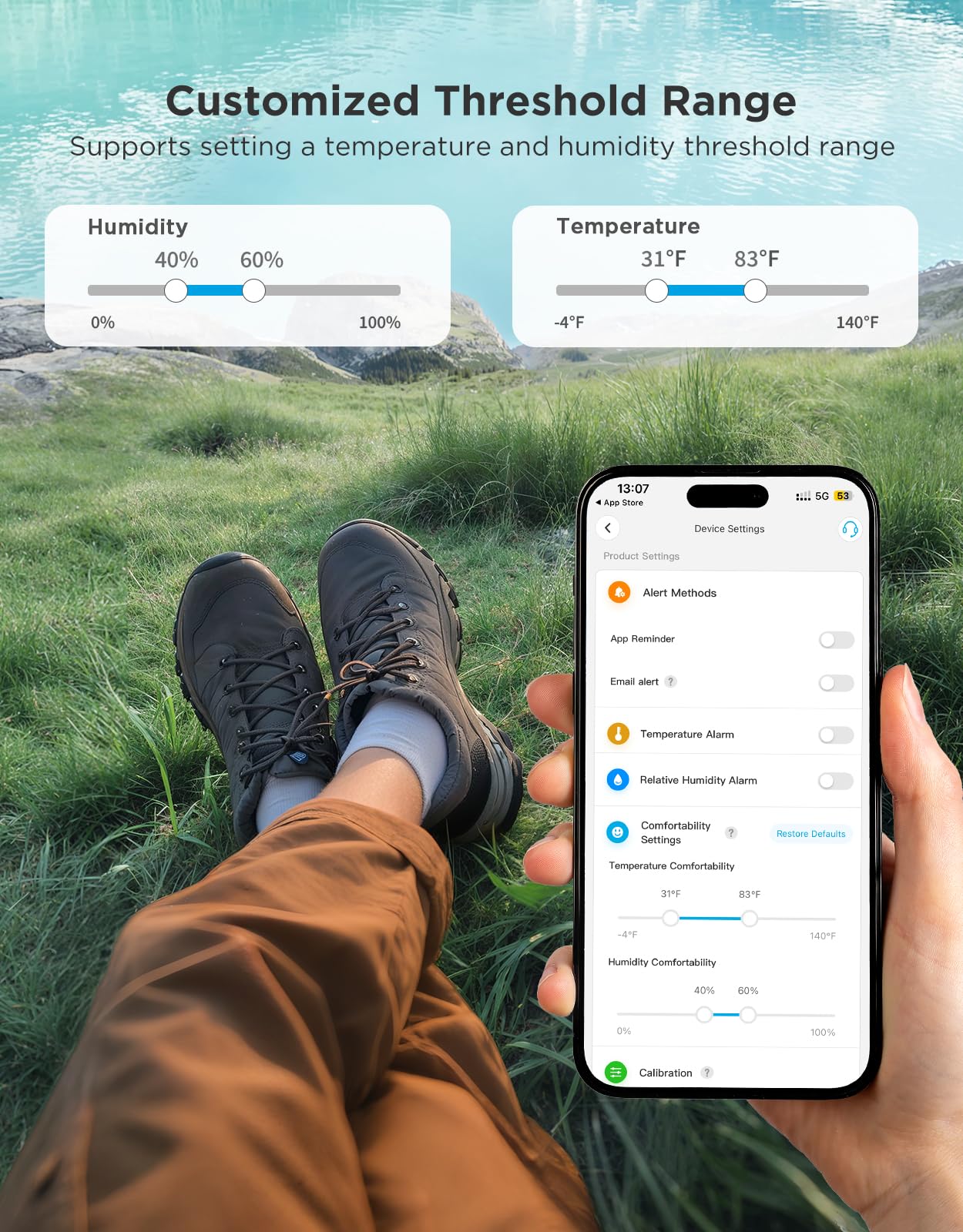 GoveeLife en mano para comparar tamaño compacto y portabilidad