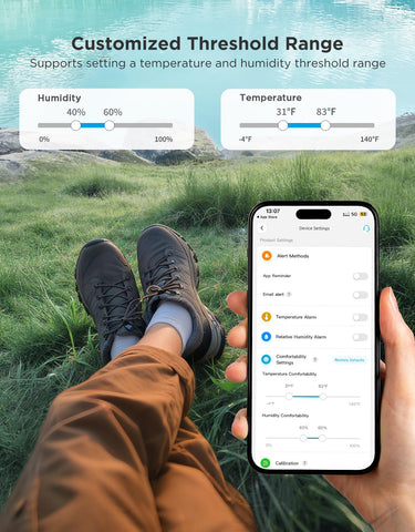 GoveeLife en mano para comparar tamaño compacto y portabilidad