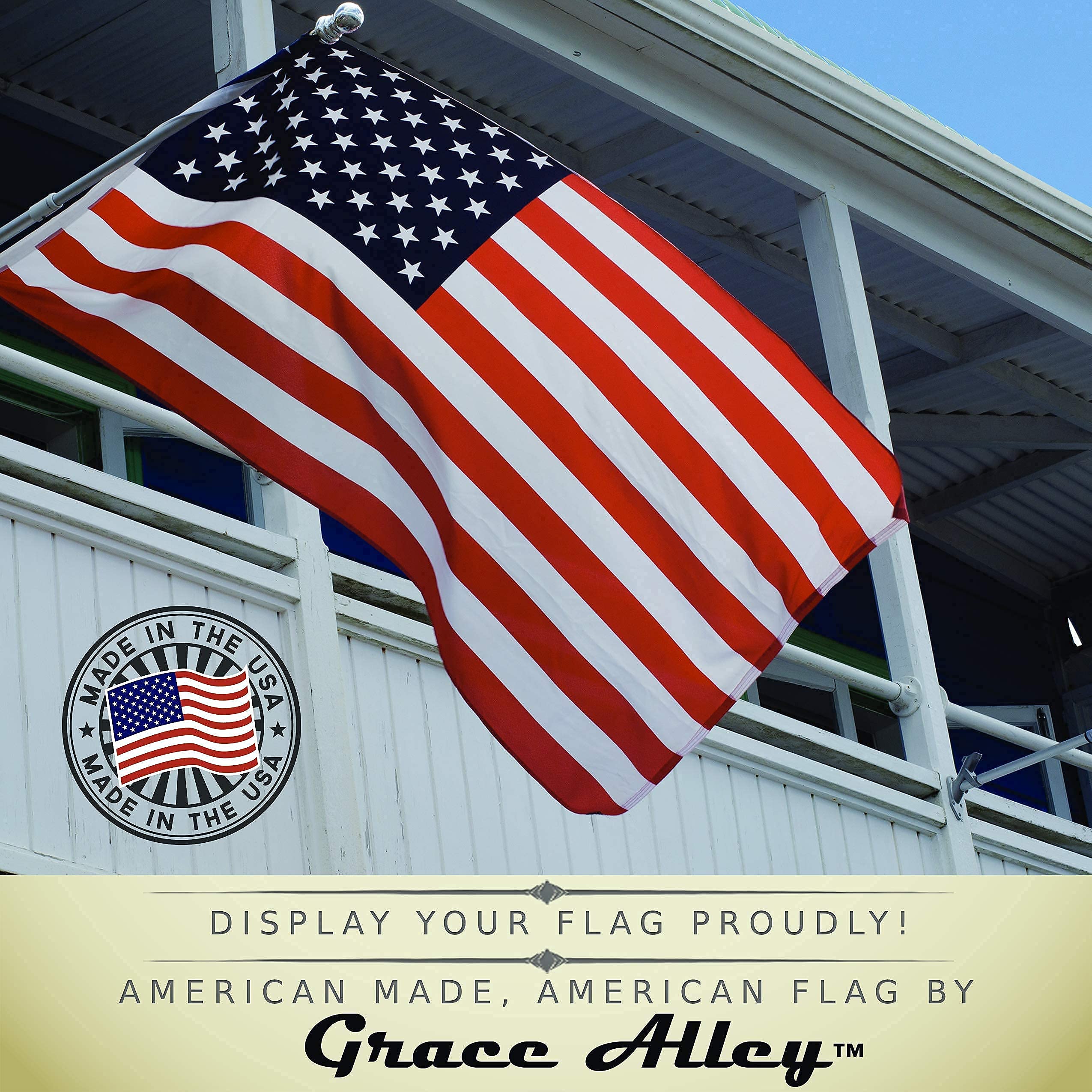 Grace Alley bandera usada en barco mostrando impermeabilidad y visibilidad