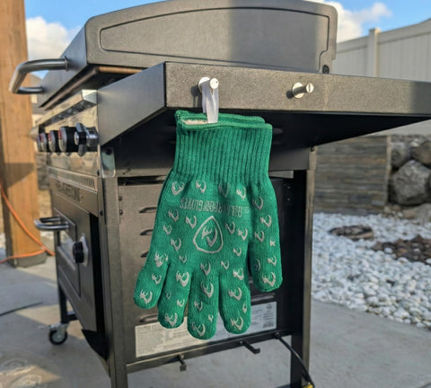 Grill Armor guante junto a una regla para comparar tamaño y cobertura