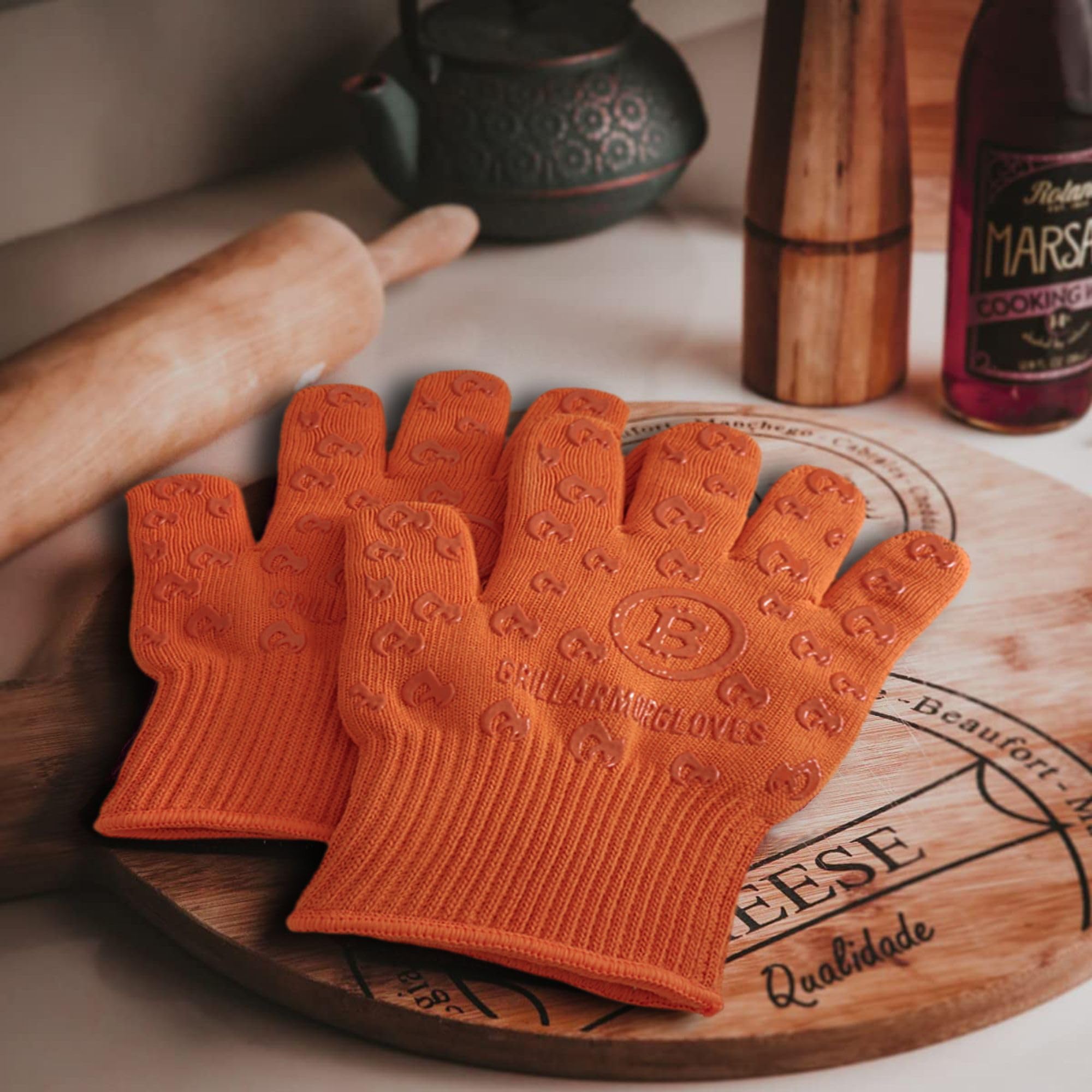 Grill Armor guantes en escena exterior junto a fogata y barbacoa