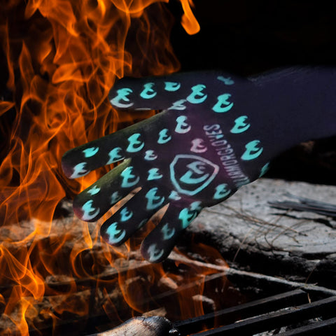 Grill Armor guante en uso en parrilla manipulando rejilla caliente