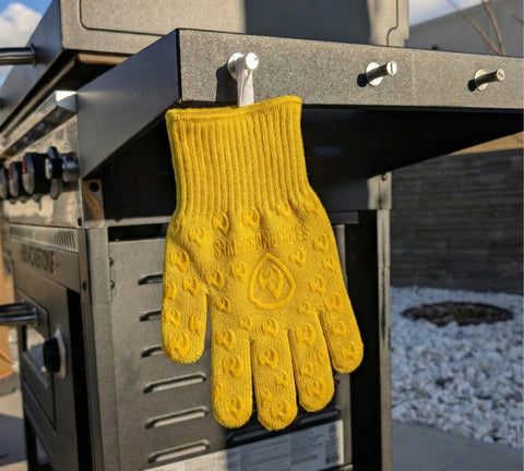 Grill Armor guantes demostrando resistencia al corte al manipular cuchillo