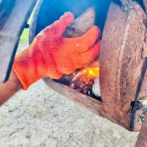 Grill Armor guantes en uso en parrilla protegiendo manos del calor