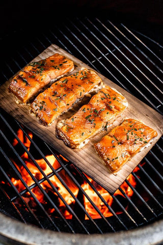 Grill Gourmet comparación de tamaño de la tabla junto a utensilios, ayuda a planificar porciones