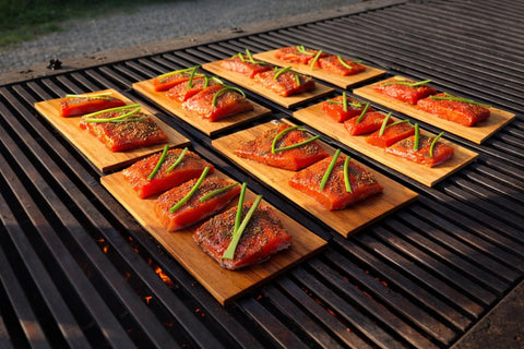 Grill Gourmet tabla de cedro en parrilla con filete encima, facilita cocción uniforme