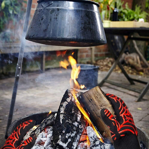 Grill Heat Aid guante en uso volteando filete en parrilla