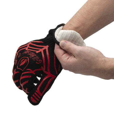 GRILL HEAT AID sosteniendo piedra de pizza con protección térmica