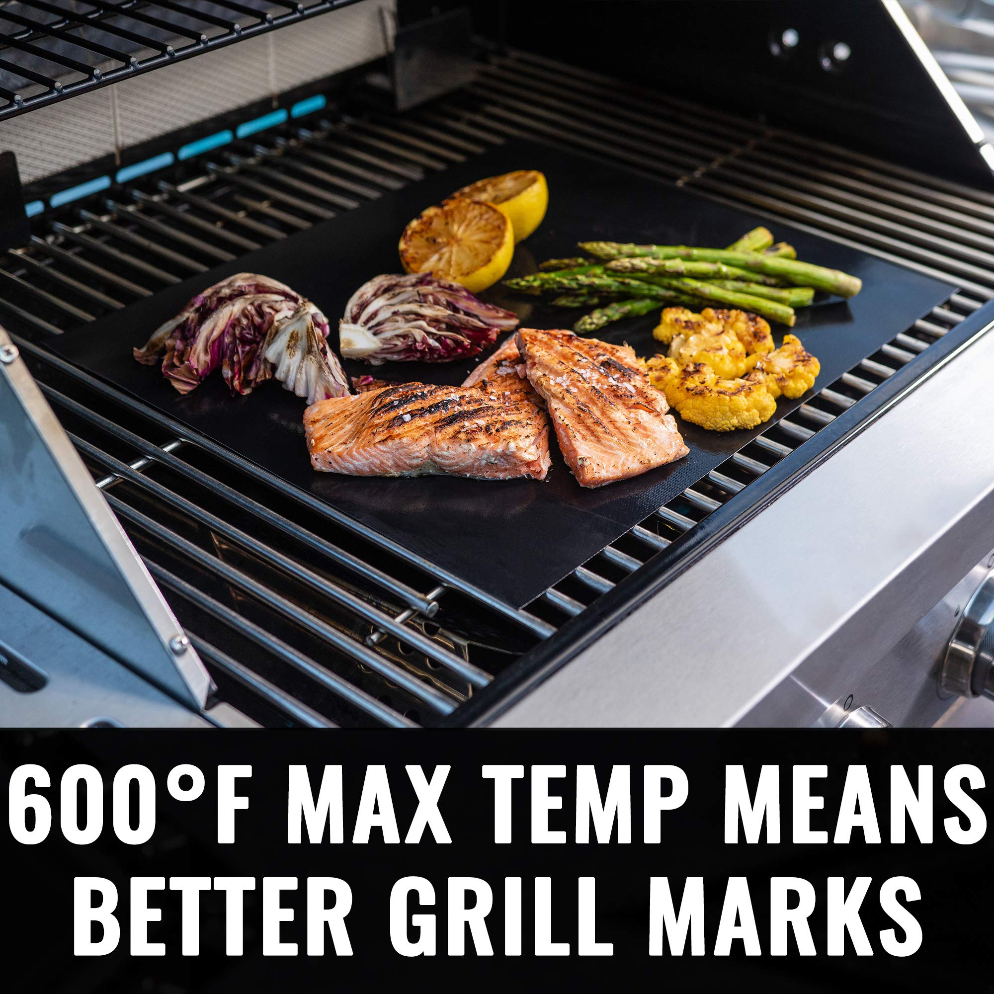 Comparación de tamaño Grillaholics con manos para ver escala y versatilidad