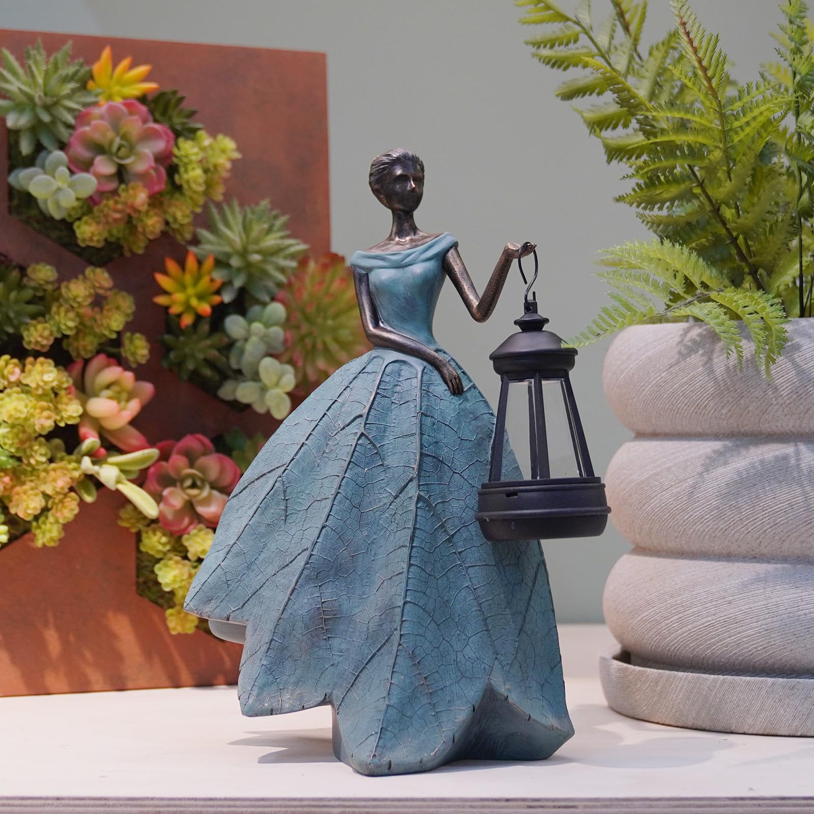 Guichifun estatua colocada en macetero integrándose en decoración con plantas