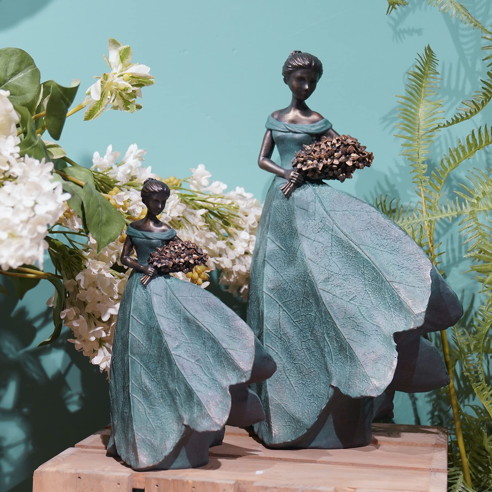 Guichifun figura junto a libros y plantas en estante, estilo hogar