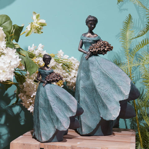 Guichifun figura junto a libros y plantas en estante, estilo hogar