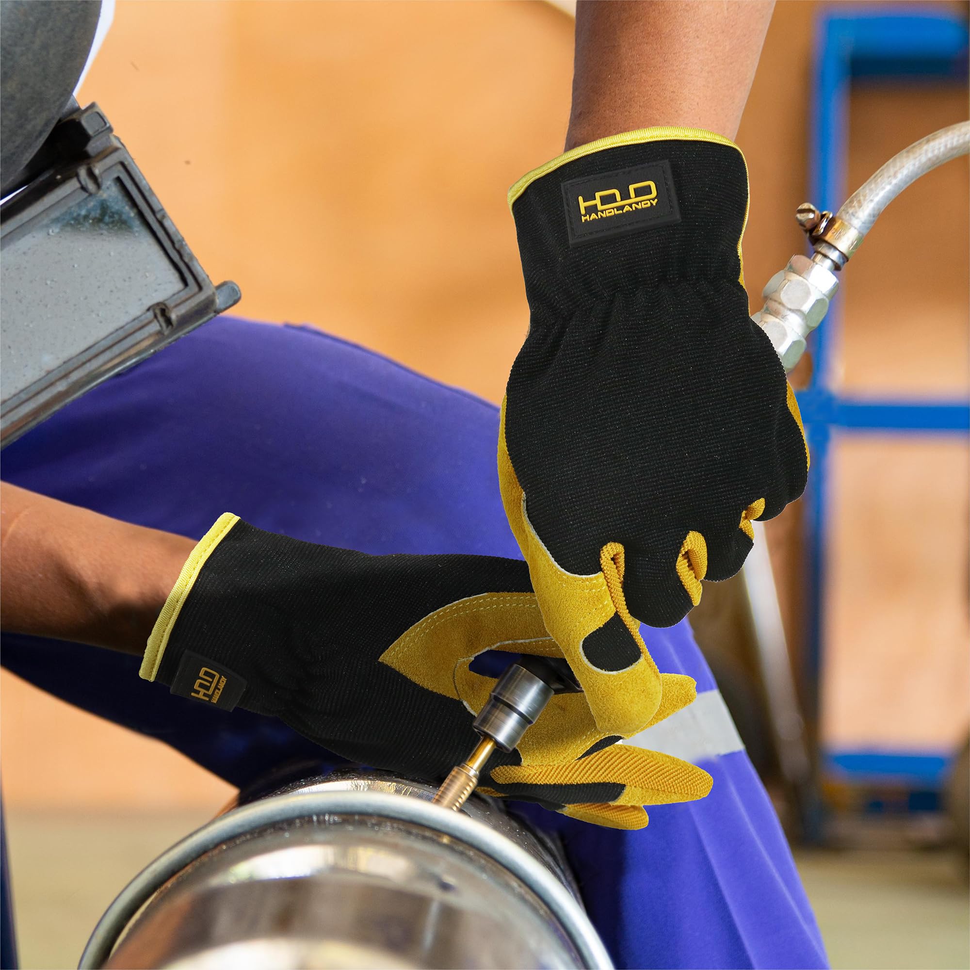 HANDLANDY guantes en uso durante trabajos de jardinería ofreciendo protección