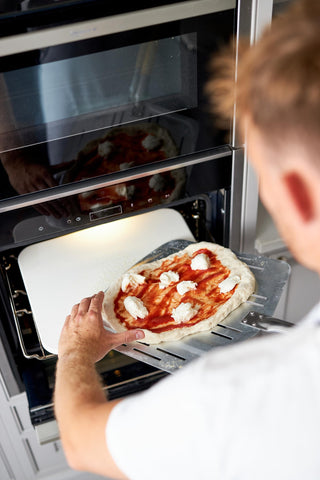 Hans Grill pizza sobre piedra textura crujiente en la base