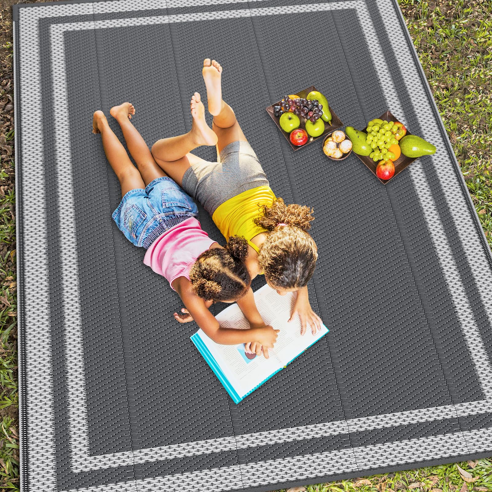 HappyTrends alfombra colocada en patio aporta estilo y limpieza práctica