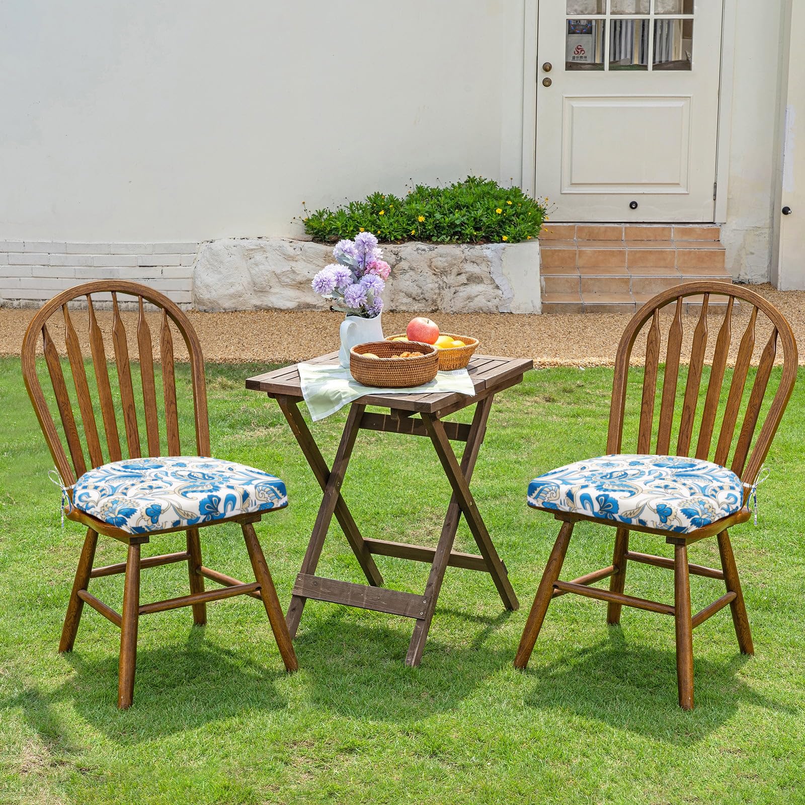 HARBOREST escena de patio con cojines azul mariposas creando ambiente acogedor